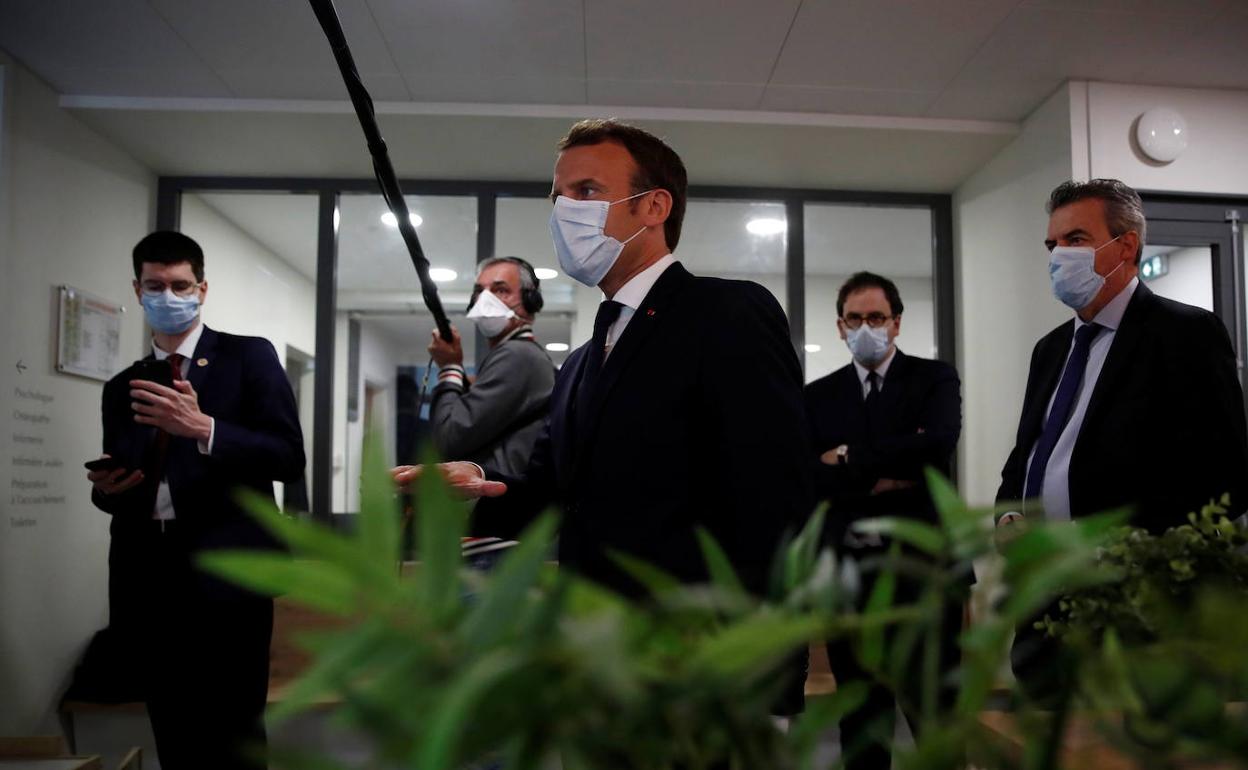 Emmanuel Macron, durante una visita a una clínica este martes en París.