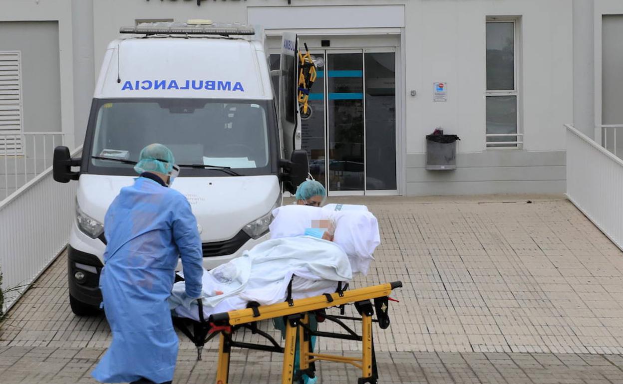 Traslado de un paciente con coronavirus a una clínica privada de Cáceres. 