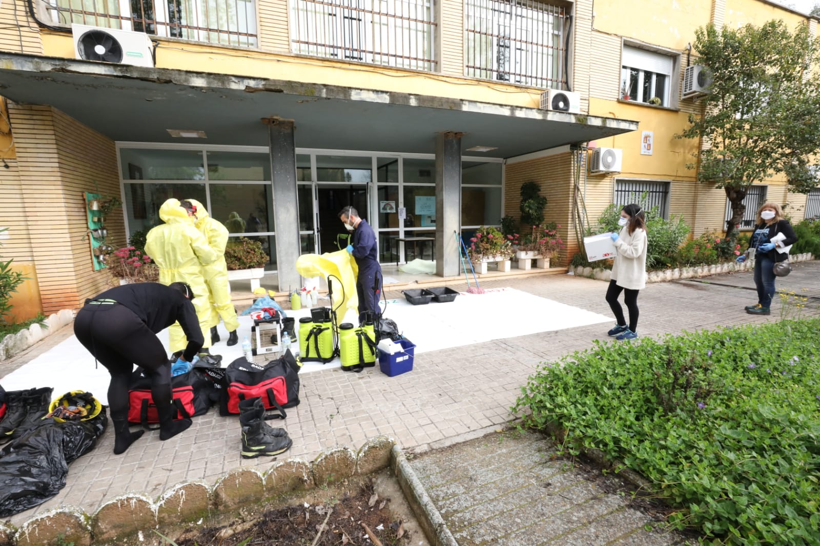 Bomberos de distintos parques de la provincia de Badajoz han acometido esta mañana la desinfección del centro sociosanitario de Mérida, afectado por un brote de Covid-19. Antes de realizar las labores, los efectivos desplazados han mantenido una reunión previa con la dirección del centro sociosanitario. Posteriormente han actudado en los distintos pabellones