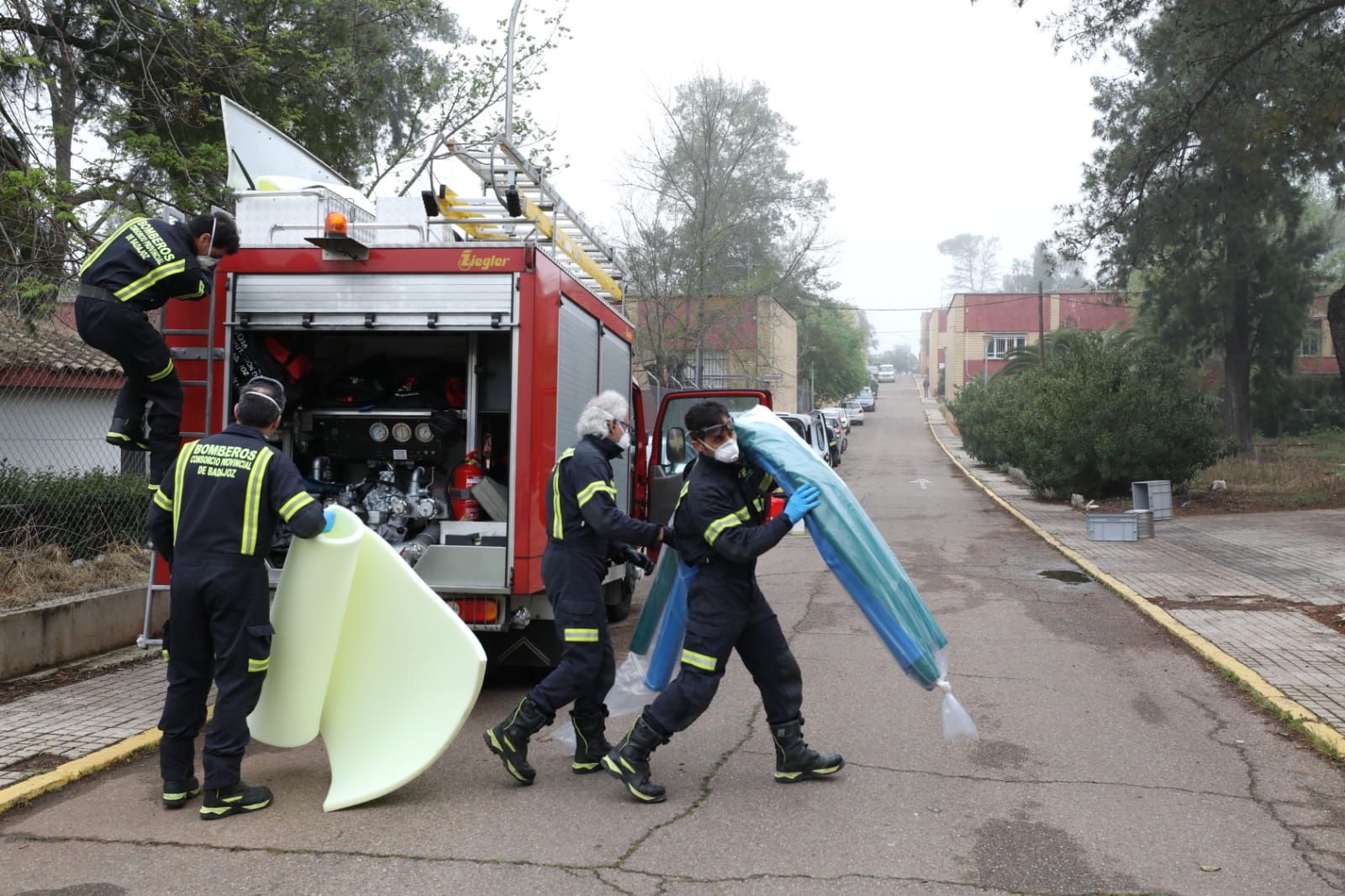 Bomberos de distintos parques de la provincia de Badajoz han acometido esta mañana la desinfección del centro sociosanitario de Mérida, afectado por un brote de Covid-19. Antes de realizar las labores, los efectivos desplazados han mantenido una reunión previa con la dirección del centro sociosanitario. Posteriormente han actudado en los distintos pabellones