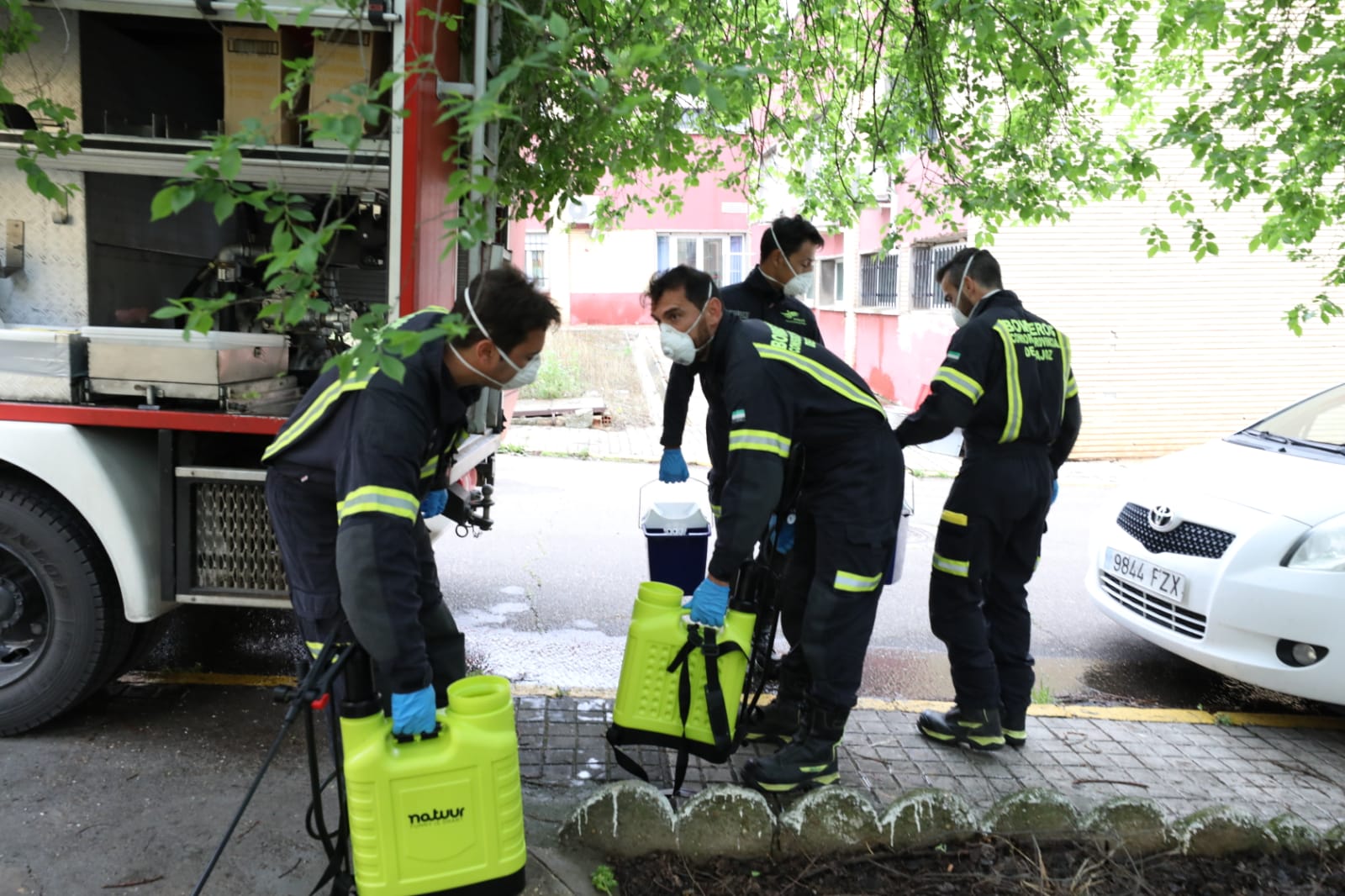 Bomberos de distintos parques de la provincia de Badajoz han acometido esta mañana la desinfección del centro sociosanitario de Mérida, afectado por un brote de Covid-19. Antes de realizar las labores, los efectivos desplazados han mantenido una reunión previa con la dirección del centro sociosanitario. Posteriormente han actudado en los distintos pabellones