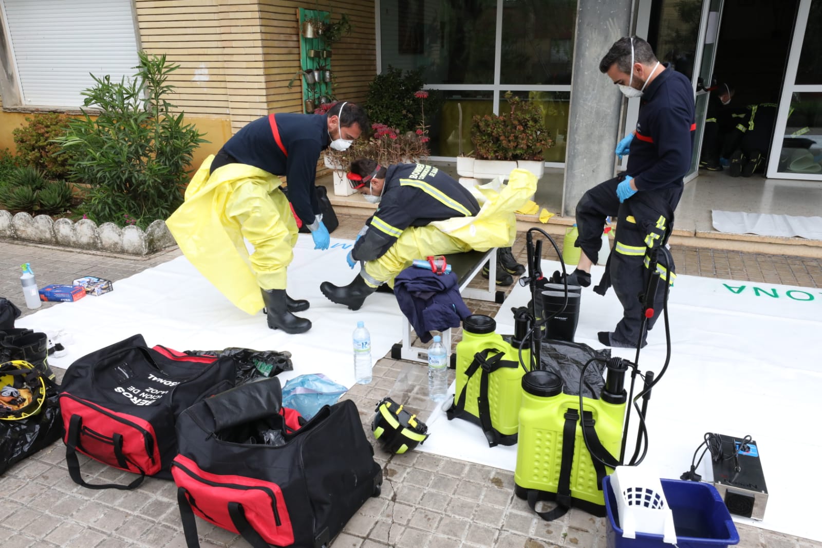 Bomberos de distintos parques de la provincia de Badajoz han acometido esta mañana la desinfección del centro sociosanitario de Mérida, afectado por un brote de Covid-19. Antes de realizar las labores, los efectivos desplazados han mantenido una reunión previa con la dirección del centro sociosanitario. Posteriormente han actudado en los distintos pabellones