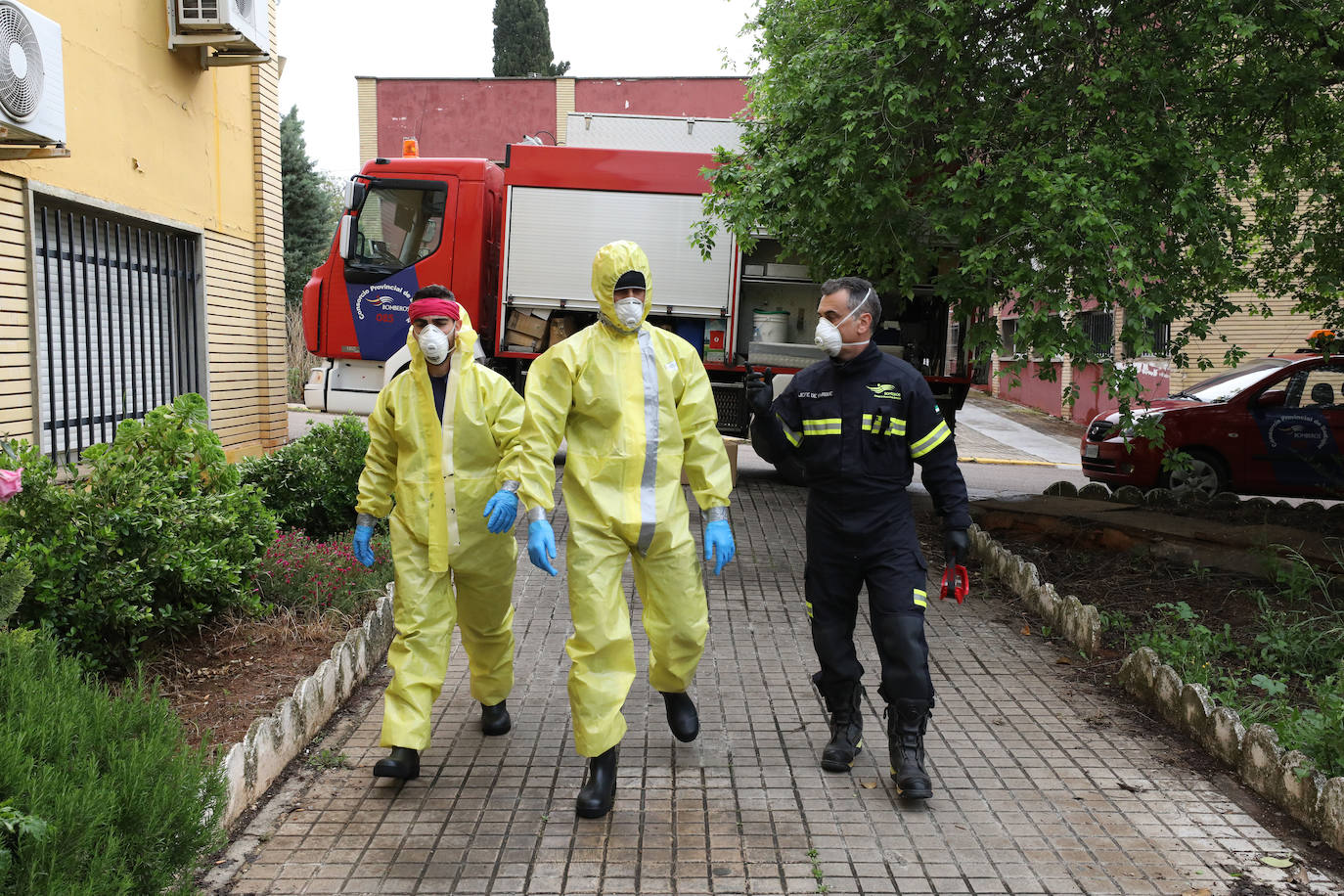 Bomberos de distintos parques de la provincia de Badajoz han acometido esta mañana la desinfección del centro sociosanitario de Mérida, afectado por un brote de Covid-19. Antes de realizar las labores, los efectivos desplazados han mantenido una reunión previa con la dirección del centro sociosanitario. Posteriormente han actudado en los distintos pabellones