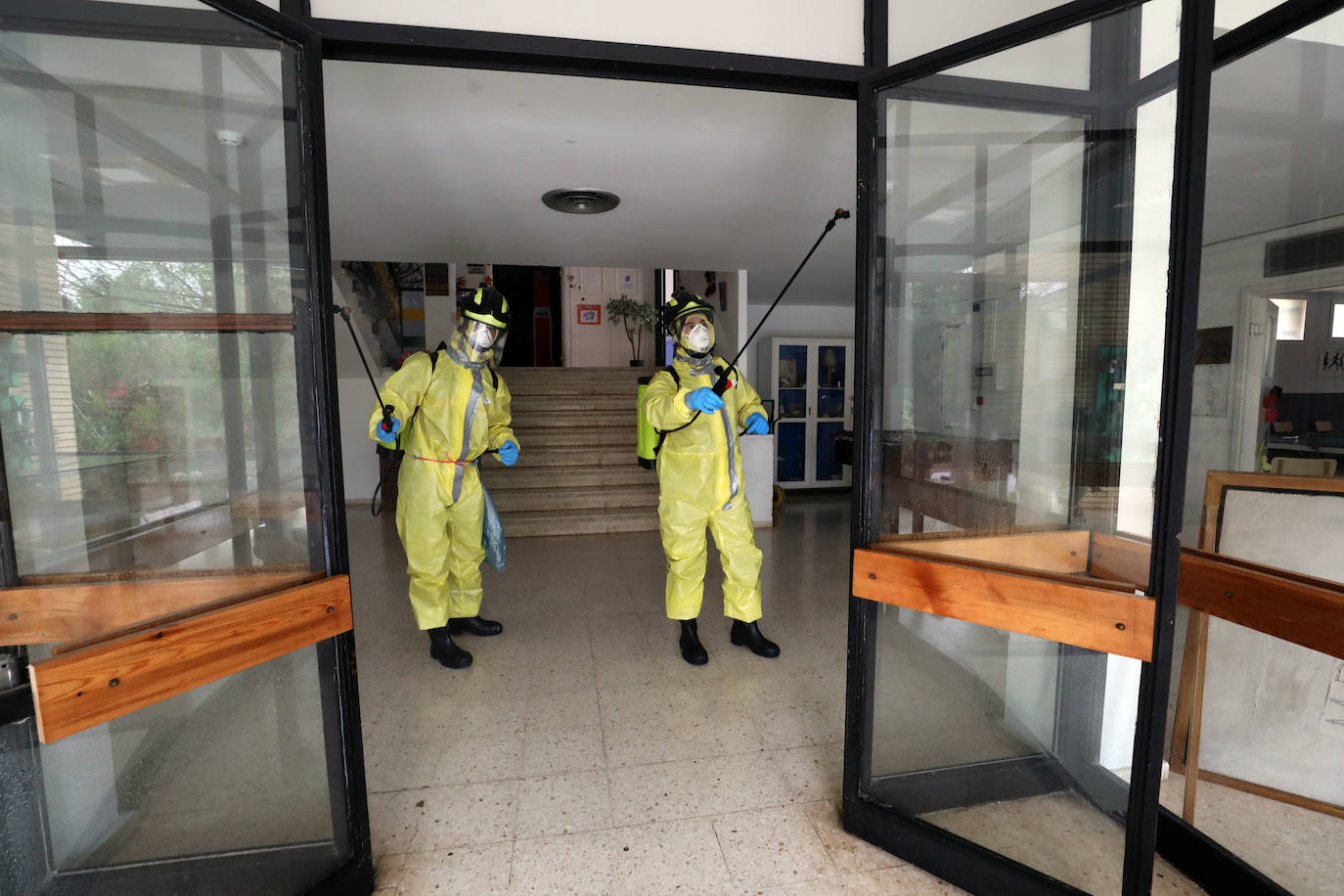 Bomberos de distintos parques de la provincia de Badajoz han acometido esta mañana la desinfección del centro sociosanitario de Mérida, afectado por un brote de Covid-19. Antes de realizar las labores, los efectivos desplazados han mantenido una reunión previa con la dirección del centro sociosanitario. Posteriormente han actudado en los distintos pabellones