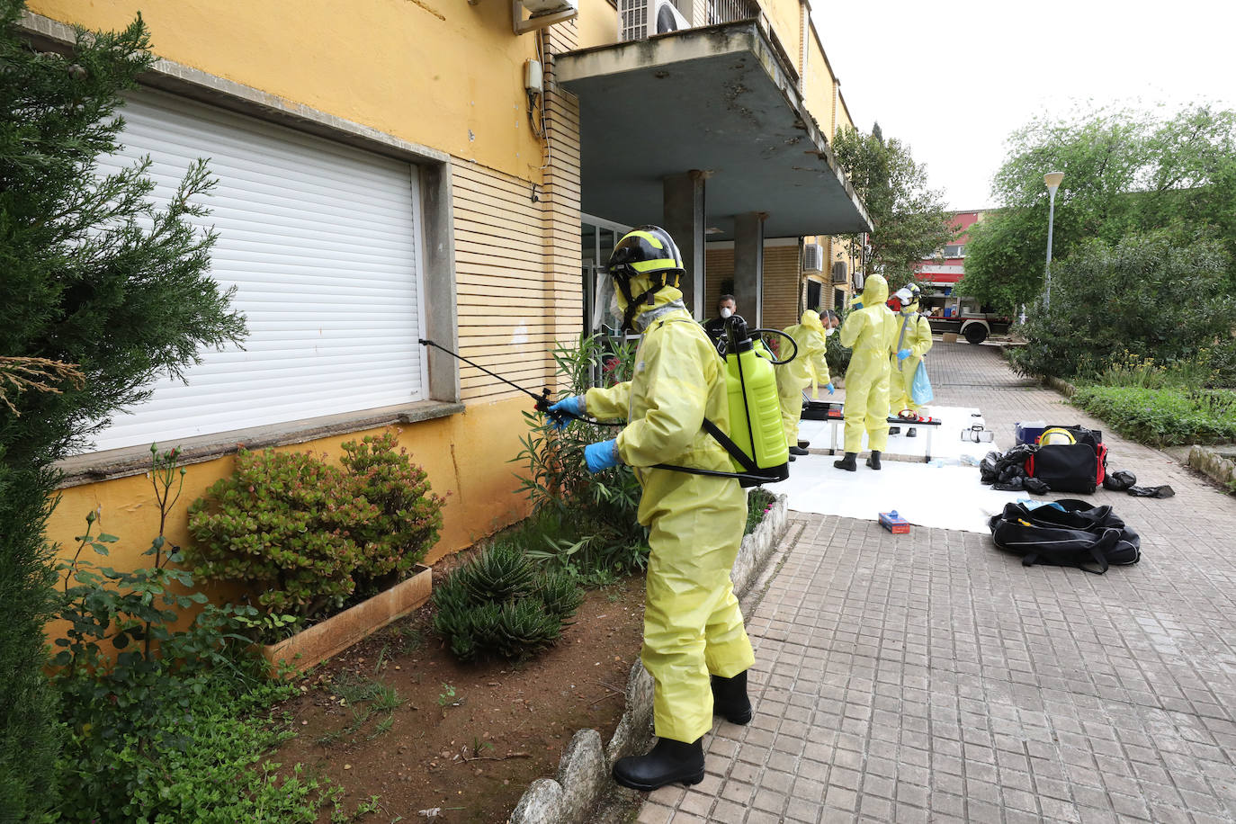 Bomberos de distintos parques de la provincia de Badajoz han acometido esta mañana la desinfección del centro sociosanitario de Mérida, afectado por un brote de Covid-19. Antes de realizar las labores, los efectivos desplazados han mantenido una reunión previa con la dirección del centro sociosanitario. Posteriormente han actudado en los distintos pabellones