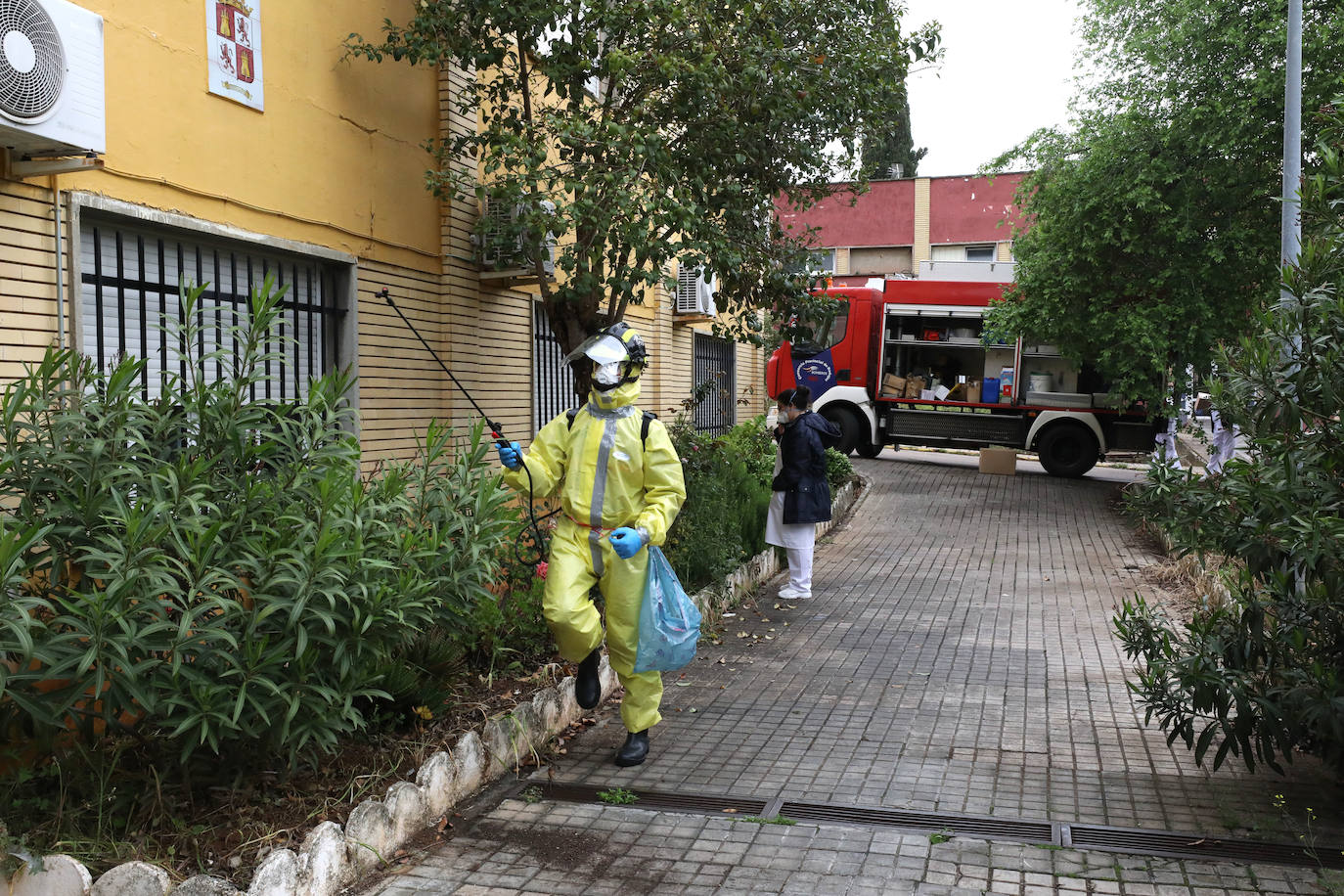 Bomberos de distintos parques de la provincia de Badajoz han acometido esta mañana la desinfección del centro sociosanitario de Mérida, afectado por un brote de Covid-19. Antes de realizar las labores, los efectivos desplazados han mantenido una reunión previa con la dirección del centro sociosanitario. Posteriormente han actudado en los distintos pabellones