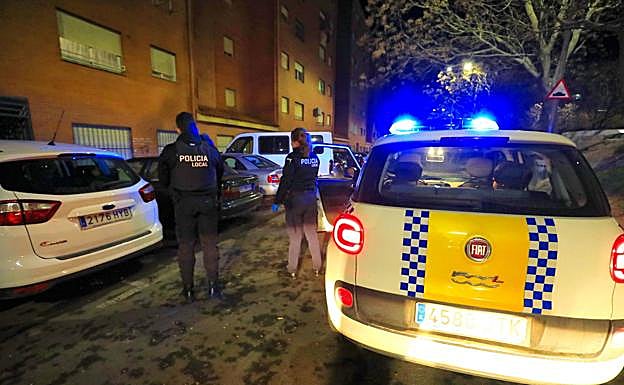 Agentes de la Policía Local patrullando por Aldea Moret durante el estado de alarma. 