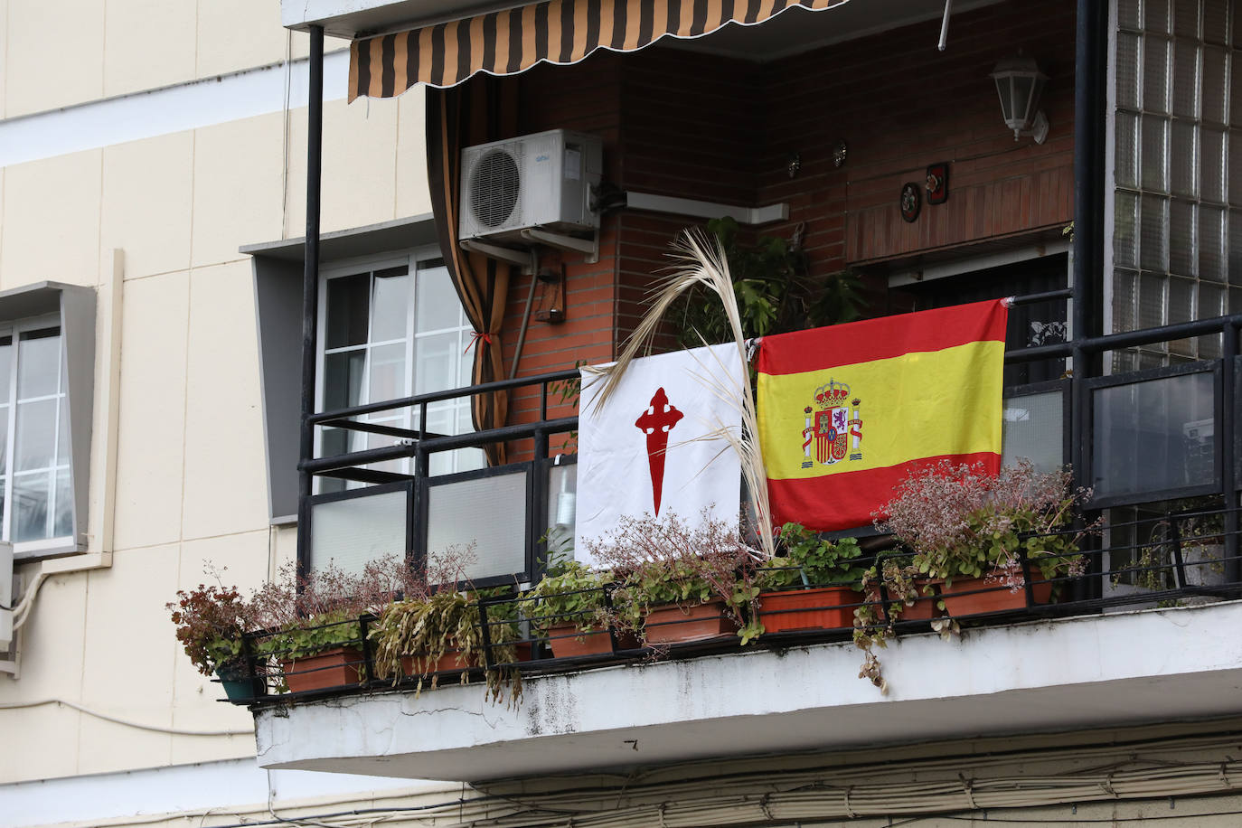 Los barrios como Nueva Ciudad sacan los colores y túnicas de nazarenos a los balcones