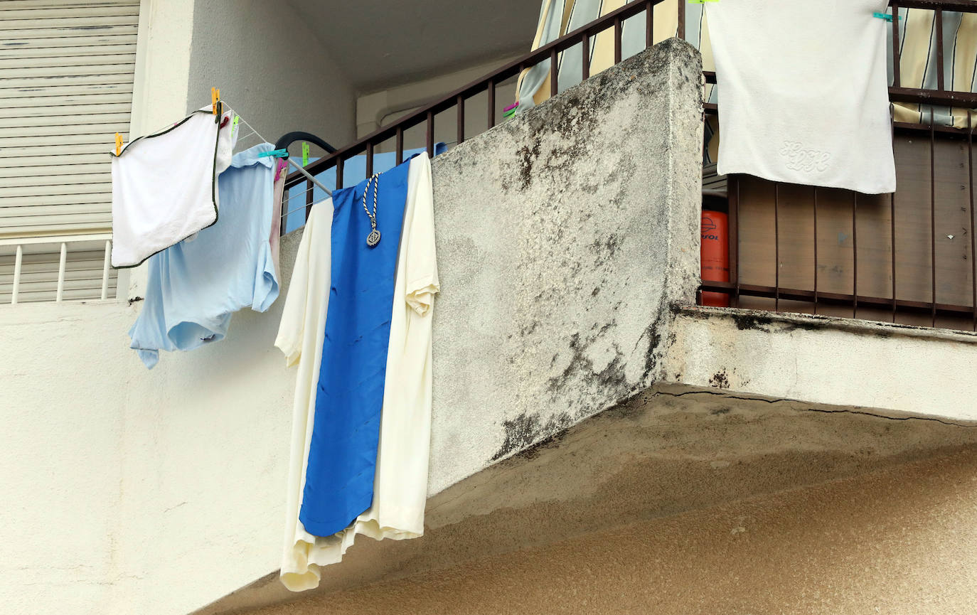 Los barrios como Nueva Ciudad sacan los colores y túnicas de nazarenos a los balcones