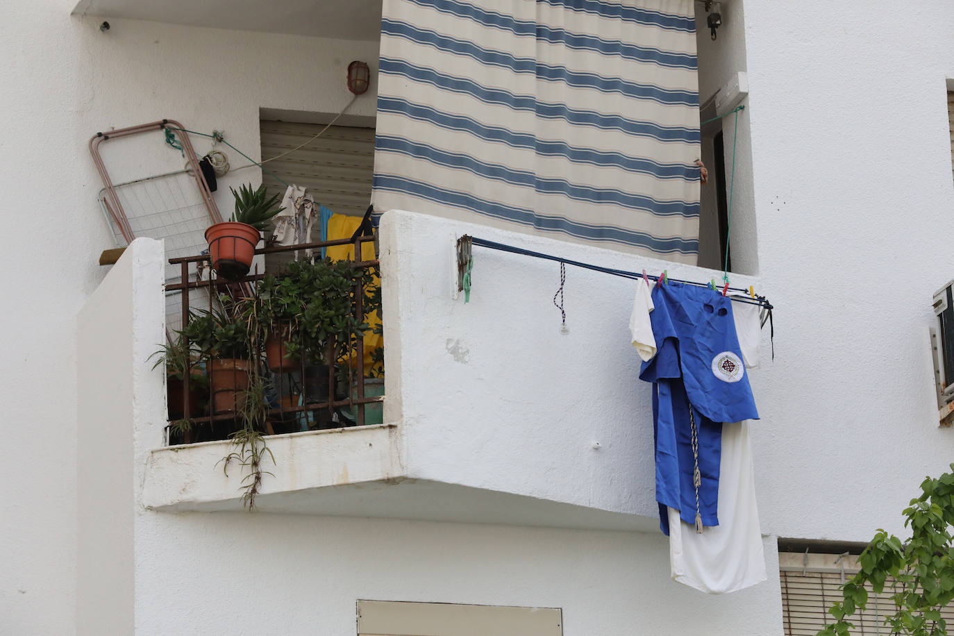 Los barrios como Nueva Ciudad sacan los colores y túnicas de nazarenos a los balcones