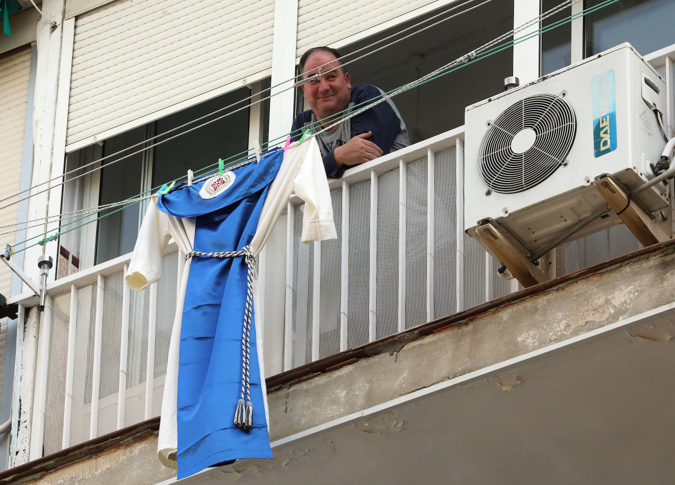 Los barrios como Nueva Ciudad sacan los colores y túnicas de nazarenos a los balcones