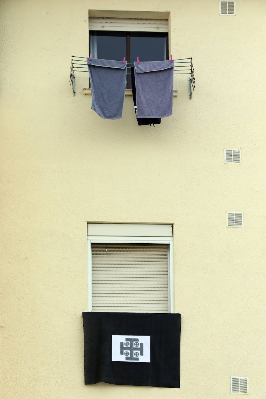 Los barrios como Nueva Ciudad sacan los colores y túnicas de nazarenos a los balcones