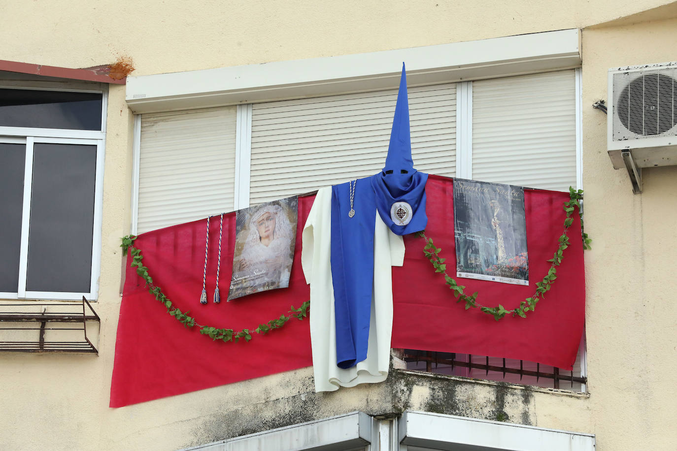 Los barrios como Nueva Ciudad sacan los colores y túnicas de nazarenos a los balcones