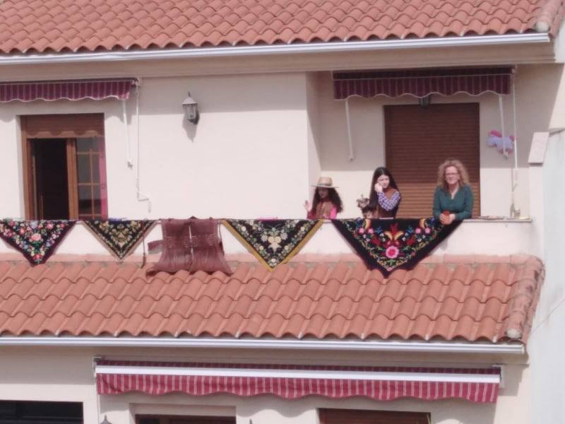 Fotos: Los vecinos de Arroyo celebran el Día de la Luz desde casa