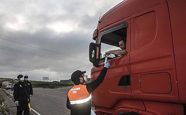 Reparto de mascarillas en Badajoz.
