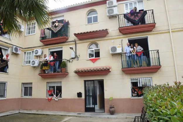 Vecinos en ventanas y balcones celebrando el Chíviri. 