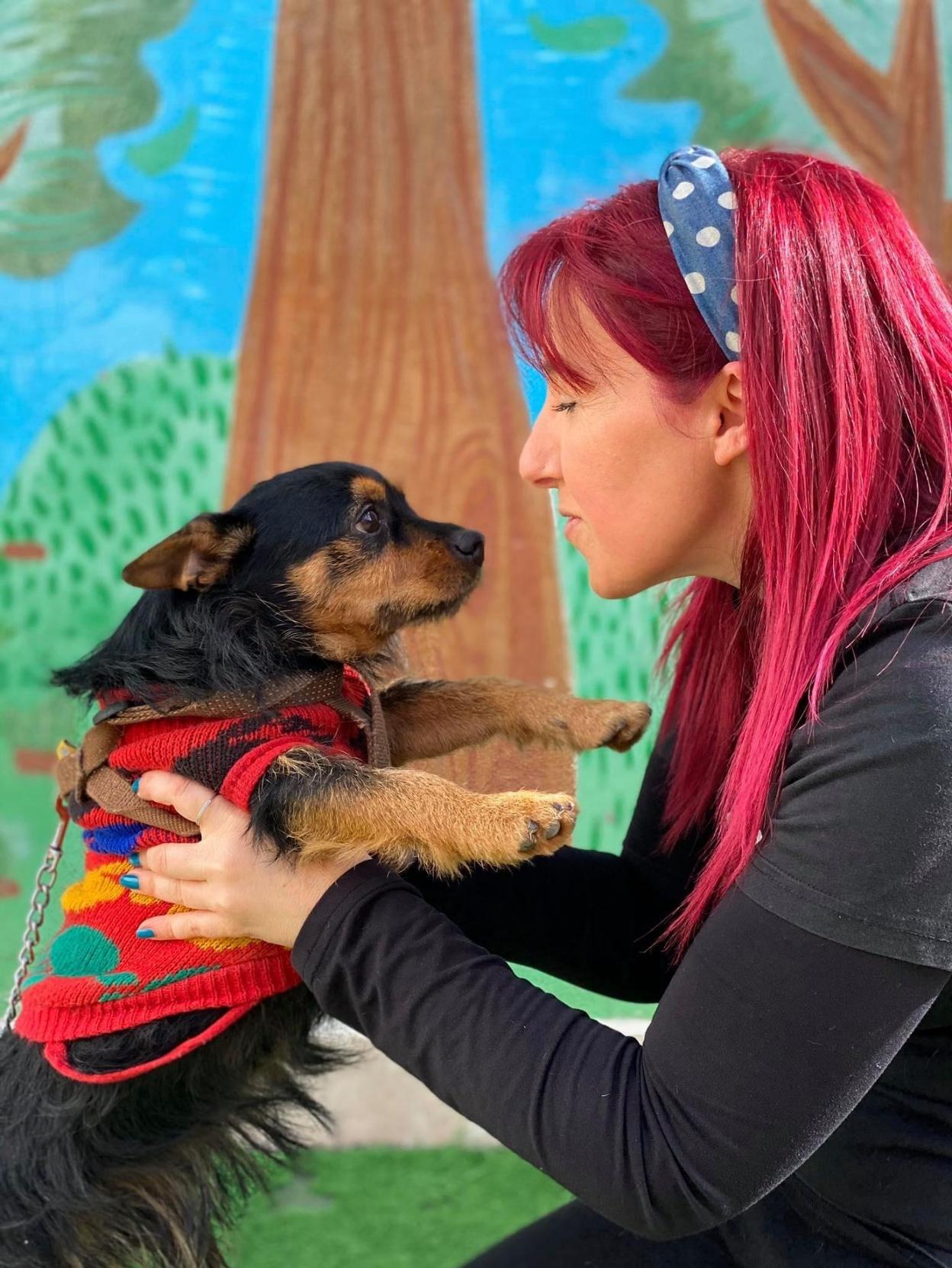 Magdalena Sanguino con Kuri, un perro de año y medio en adopción. 