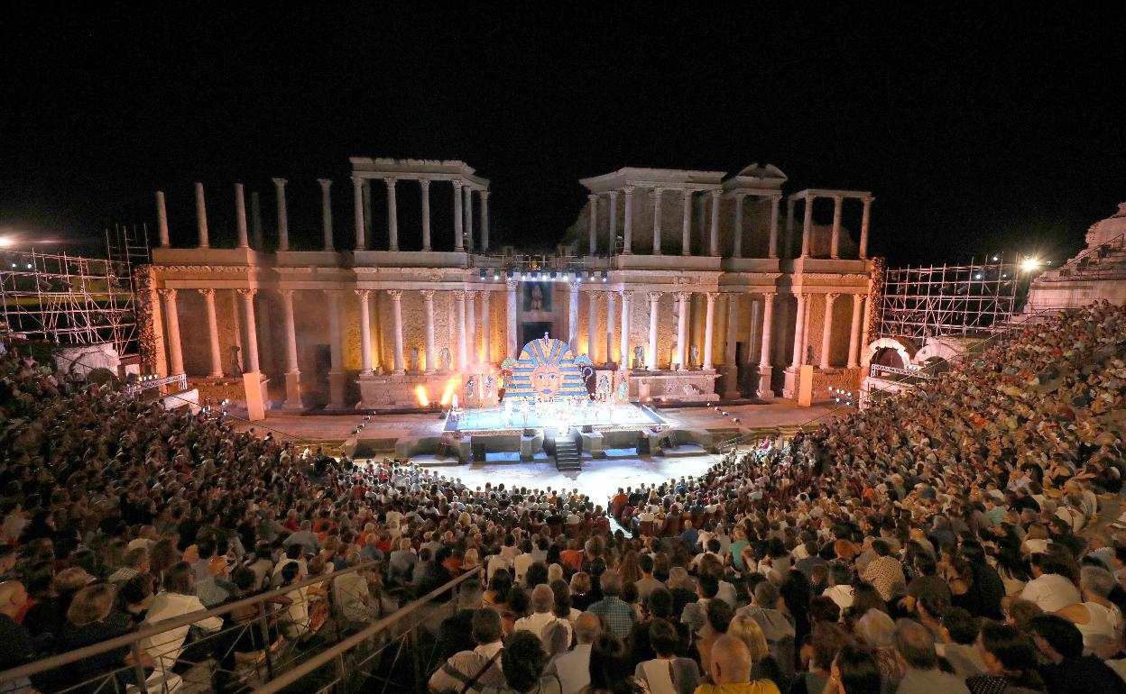 Panorámica del Teatro Romano de Mérida el verano pasado con una obra del Festival. 