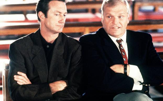 Imagen principal - Brian Dennehy y Bryan Brown en 'FX2: Ilusiones mortales'. El actor en una representación teatral de 'Deseo bajo los olmos', de Eugene O'Neill, y en la película 'Asesinato justo'.