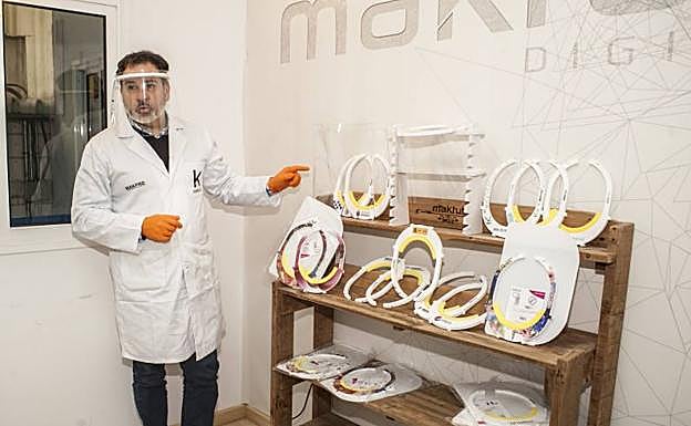 Carlos Gallardo, empresario pacense, mostrando su producto, desinfectable y homologado. 