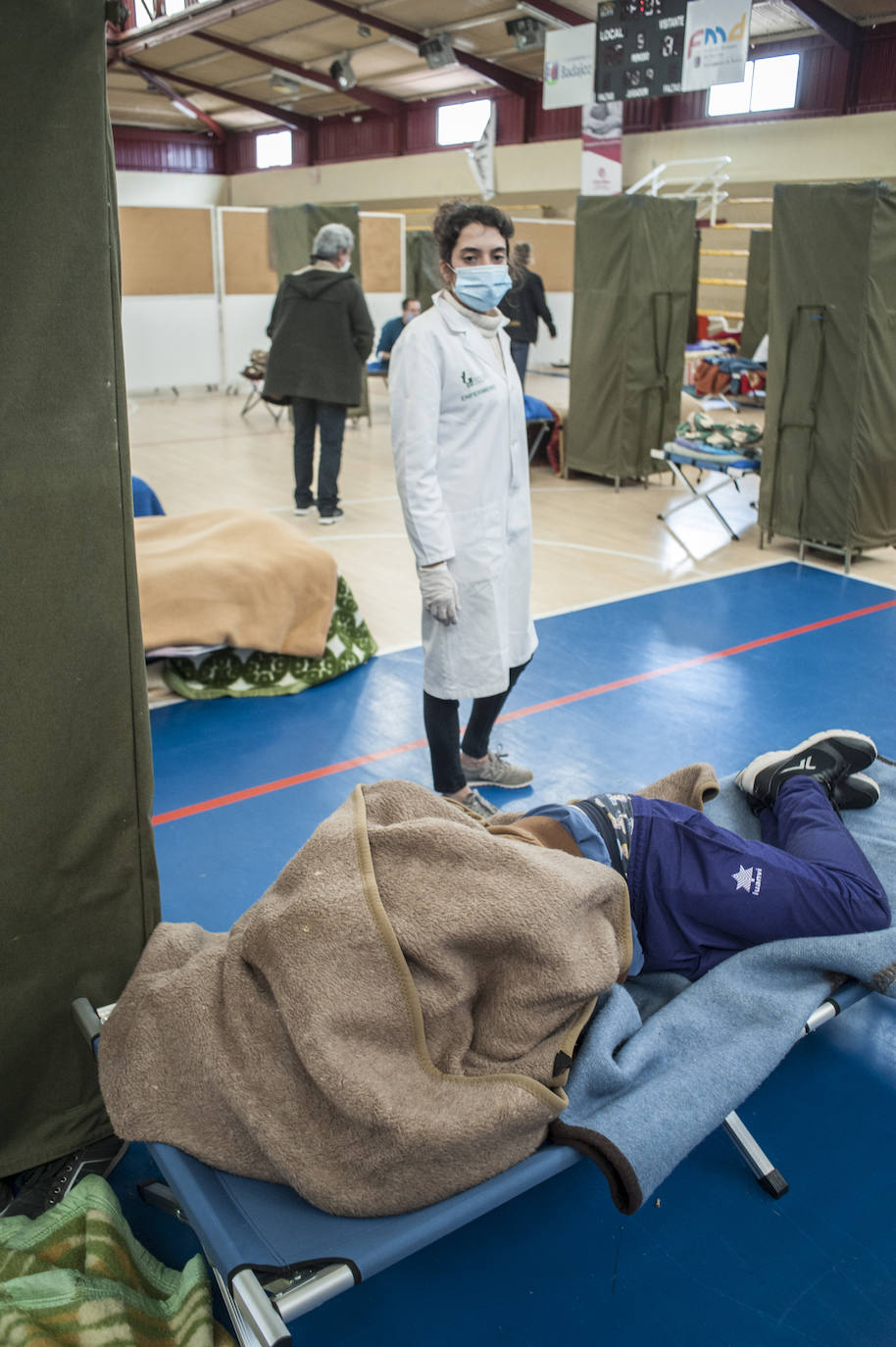 Fotos: Así viven 50personas en el polideportivo Las Palmeras en Badajoz