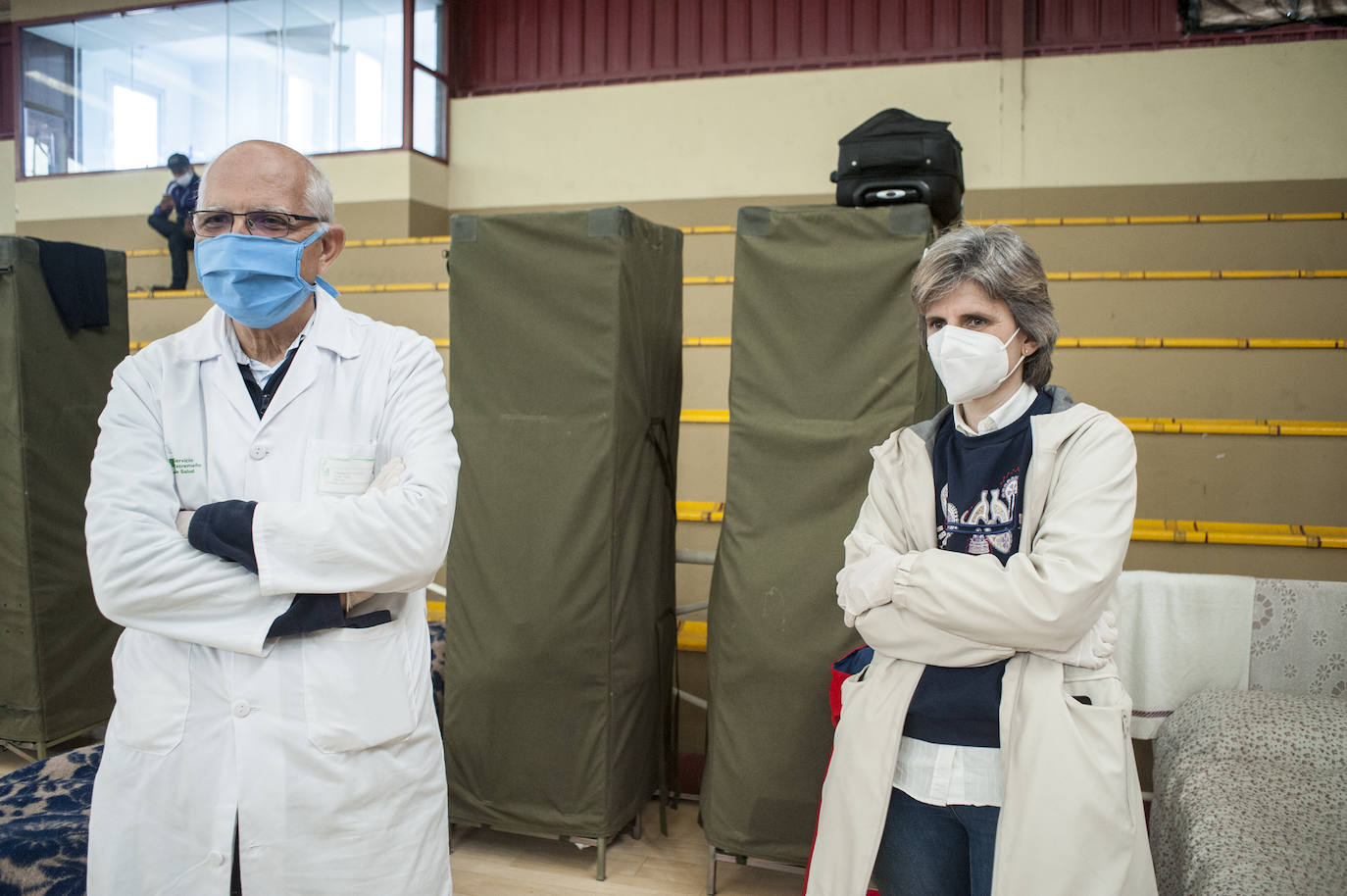 Fotos: Así viven 50personas en el polideportivo Las Palmeras en Badajoz
