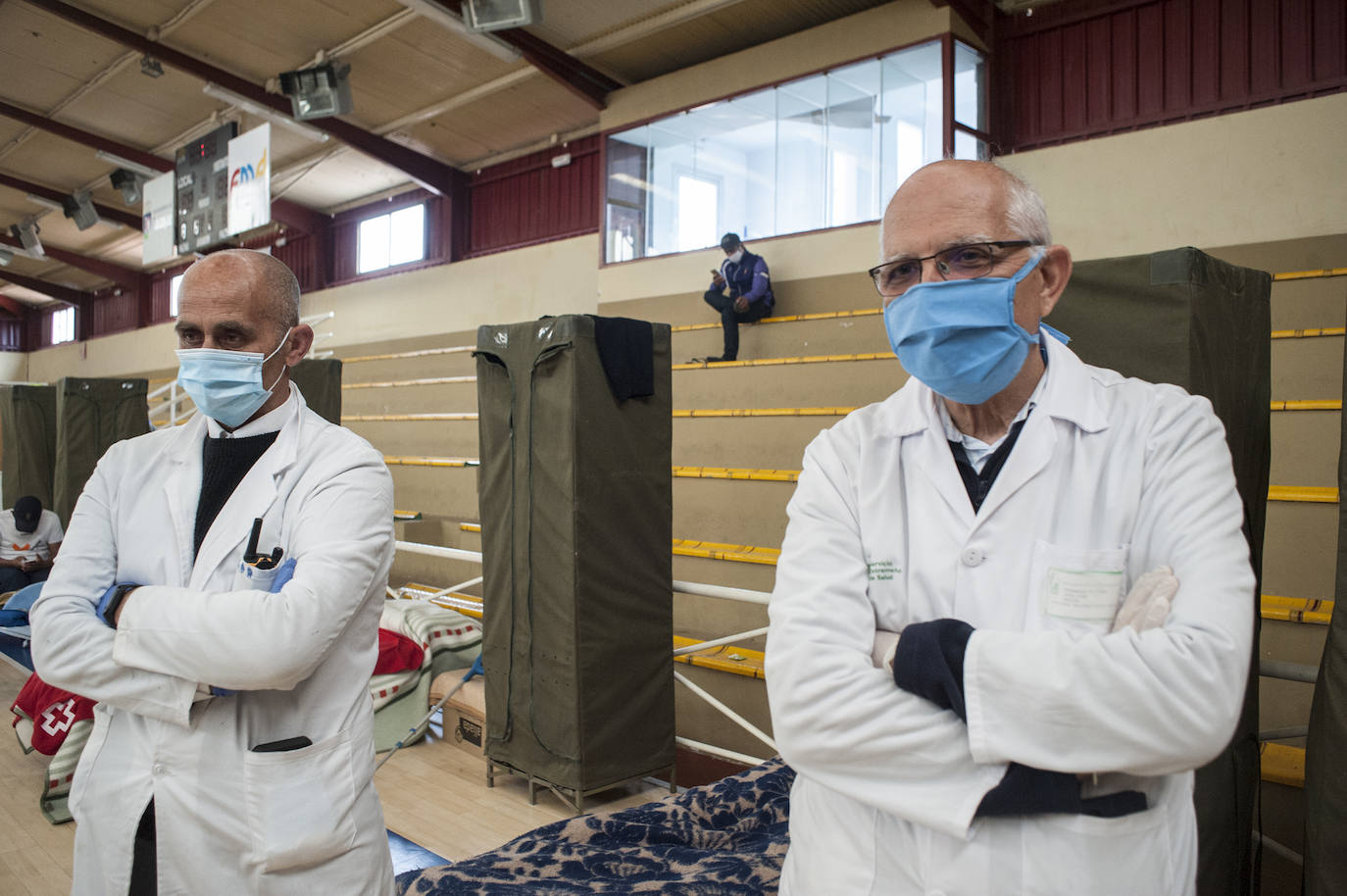 Fotos: Así viven 50personas en el polideportivo Las Palmeras en Badajoz