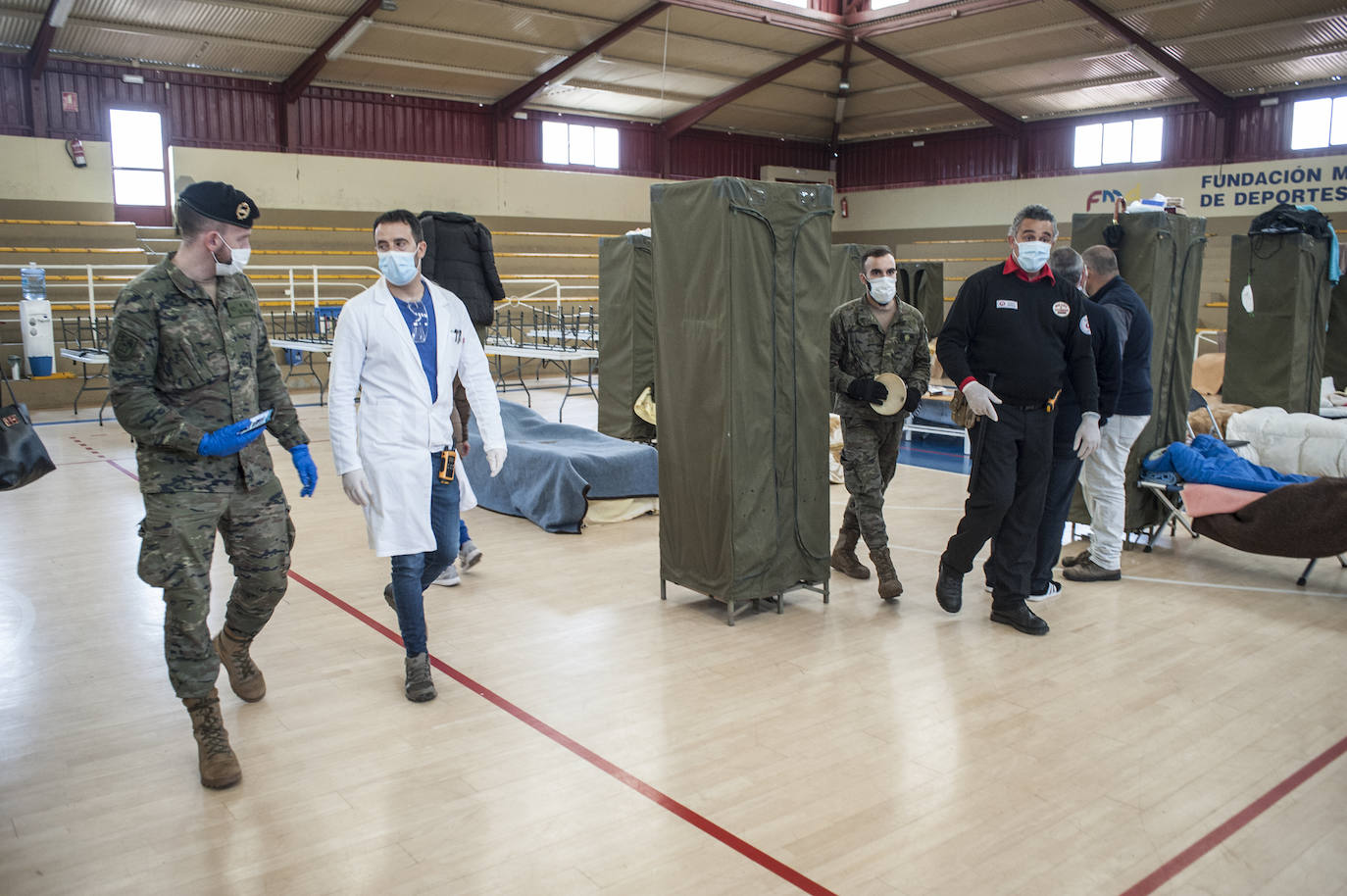 Fotos: Así viven 50personas en el polideportivo Las Palmeras en Badajoz