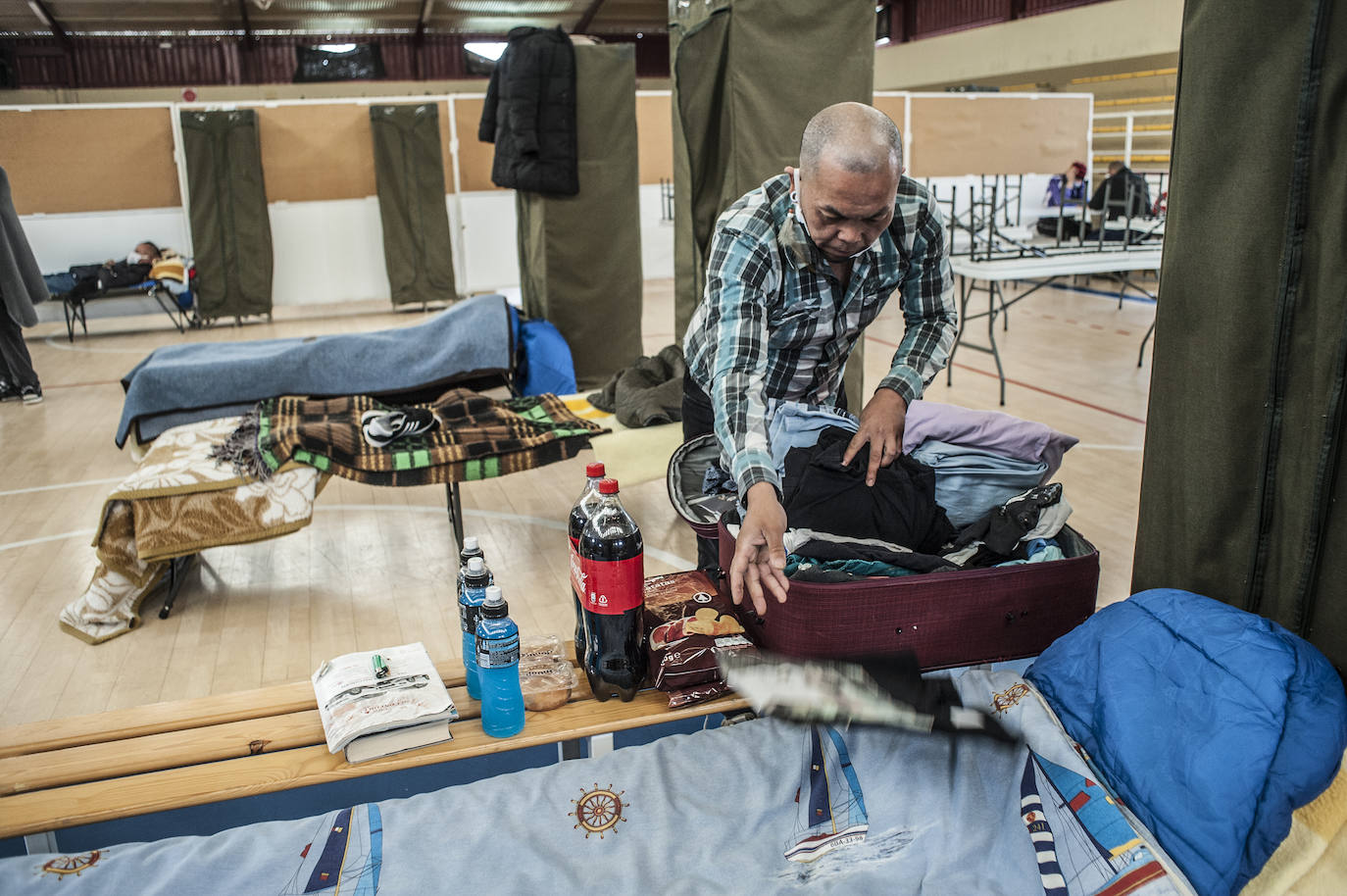 Fotos: Así viven 50personas en el polideportivo Las Palmeras en Badajoz