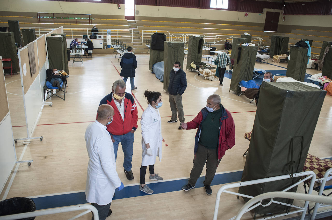 Fotos: Así viven 50personas en el polideportivo Las Palmeras en Badajoz