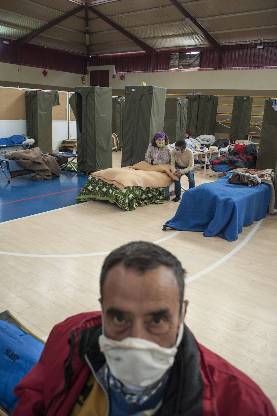 Fotos: Así viven 50personas en el polideportivo Las Palmeras en Badajoz