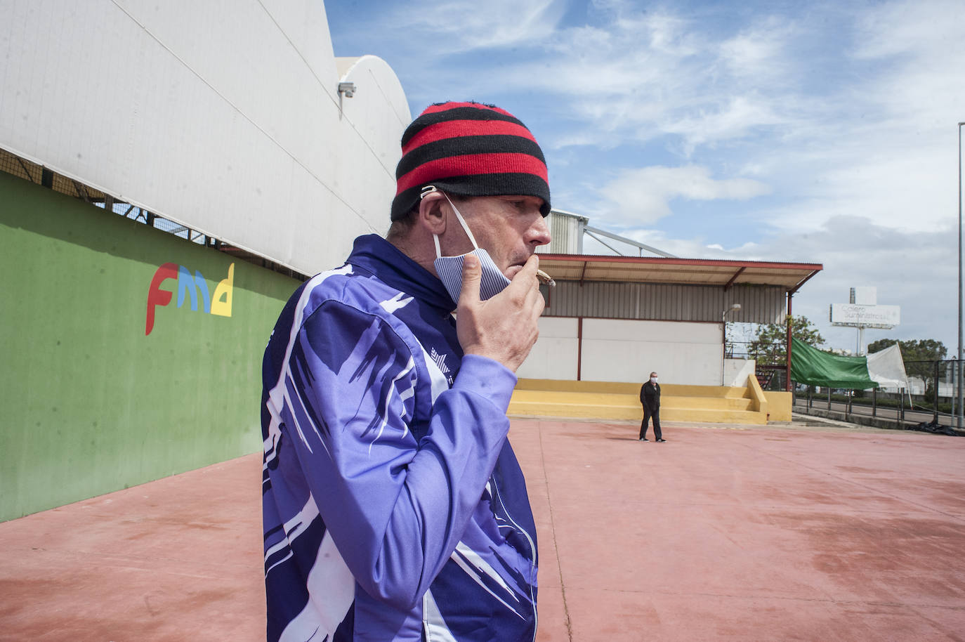Fotos: Así viven 50personas en el polideportivo Las Palmeras en Badajoz