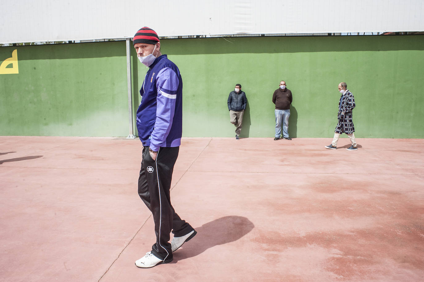 Fotos: Así viven 50personas en el polideportivo Las Palmeras en Badajoz