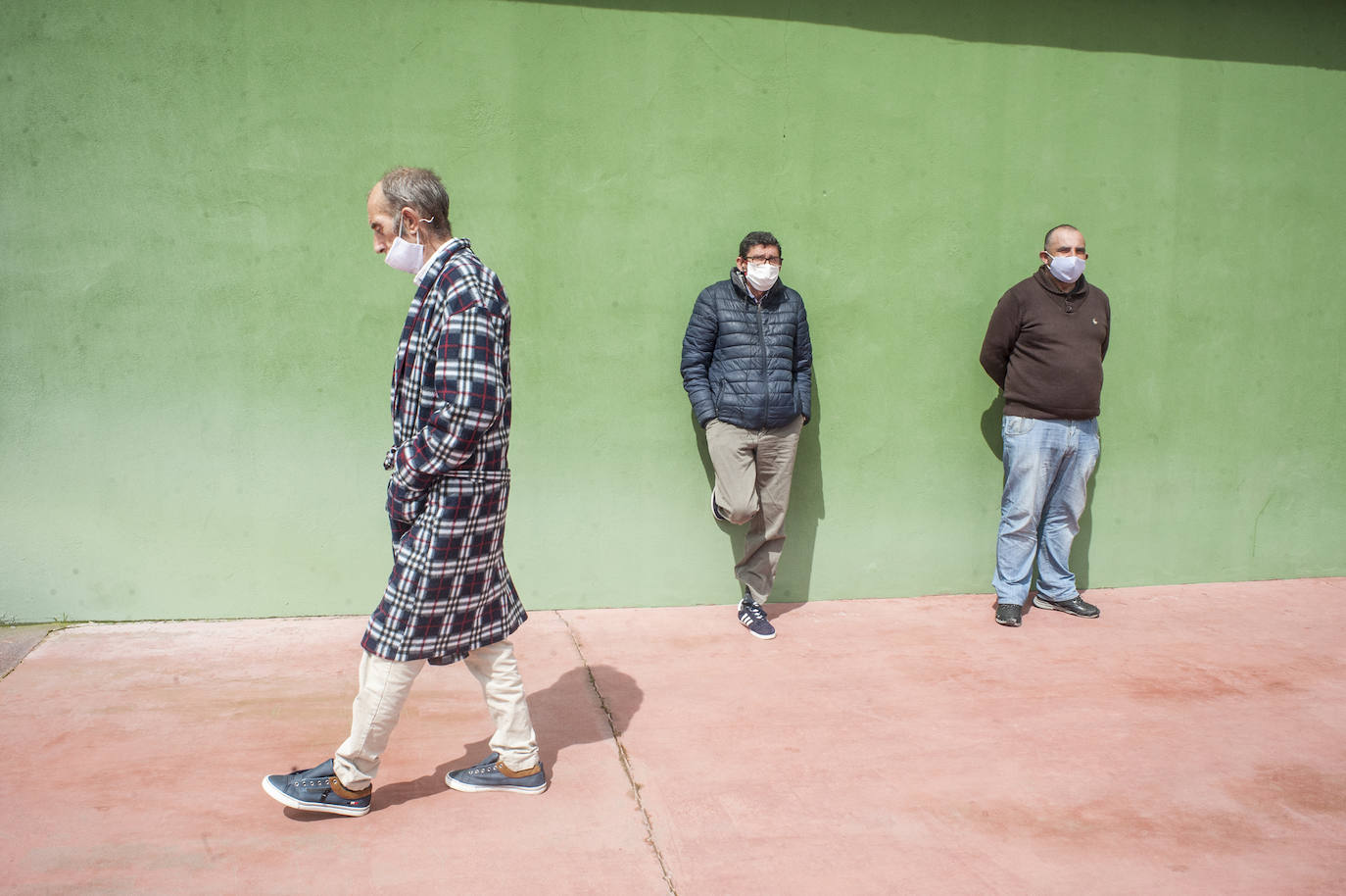 Fotos: Así viven 50personas en el polideportivo Las Palmeras en Badajoz