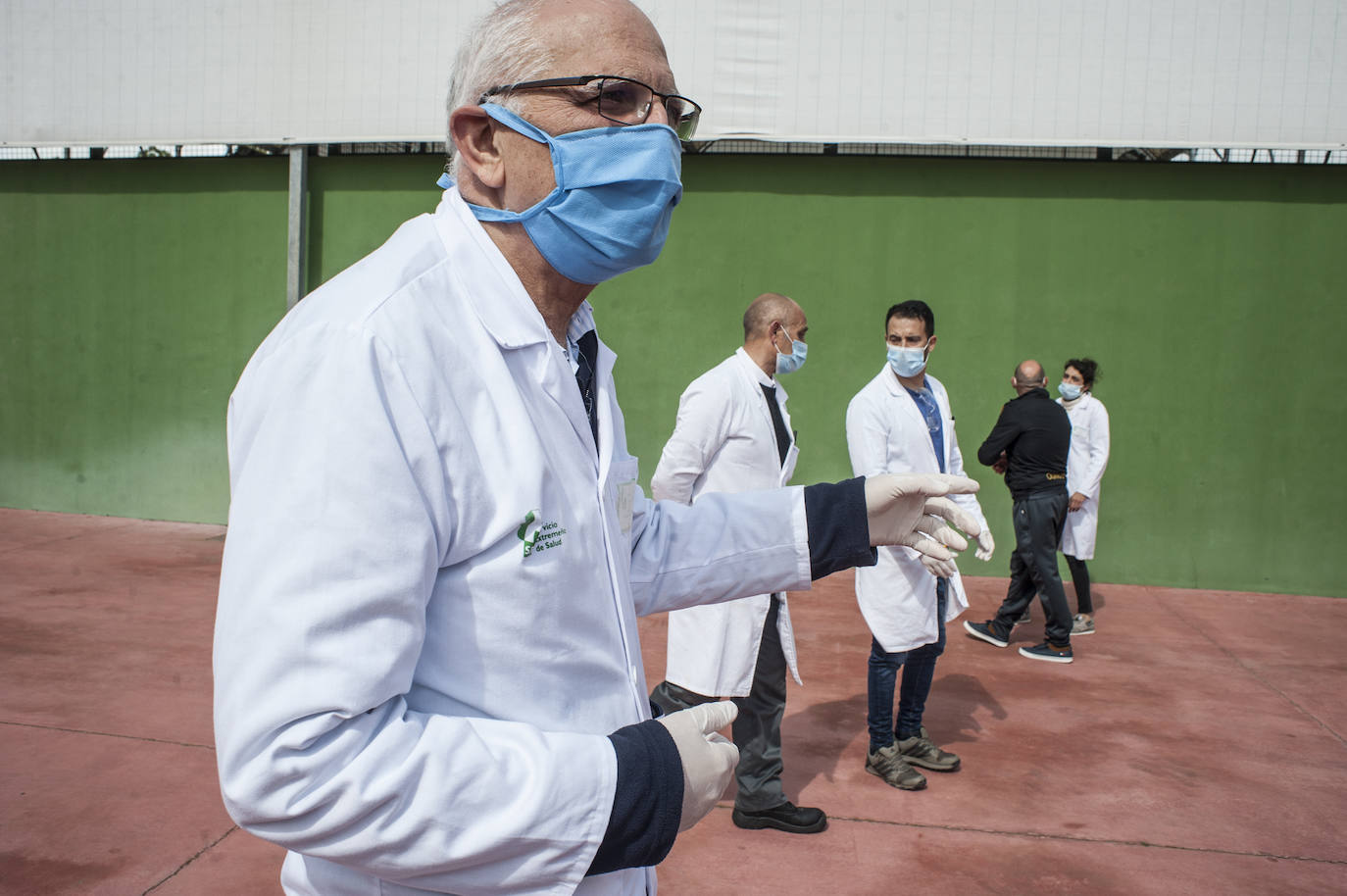 Fotos: Así viven 50personas en el polideportivo Las Palmeras en Badajoz