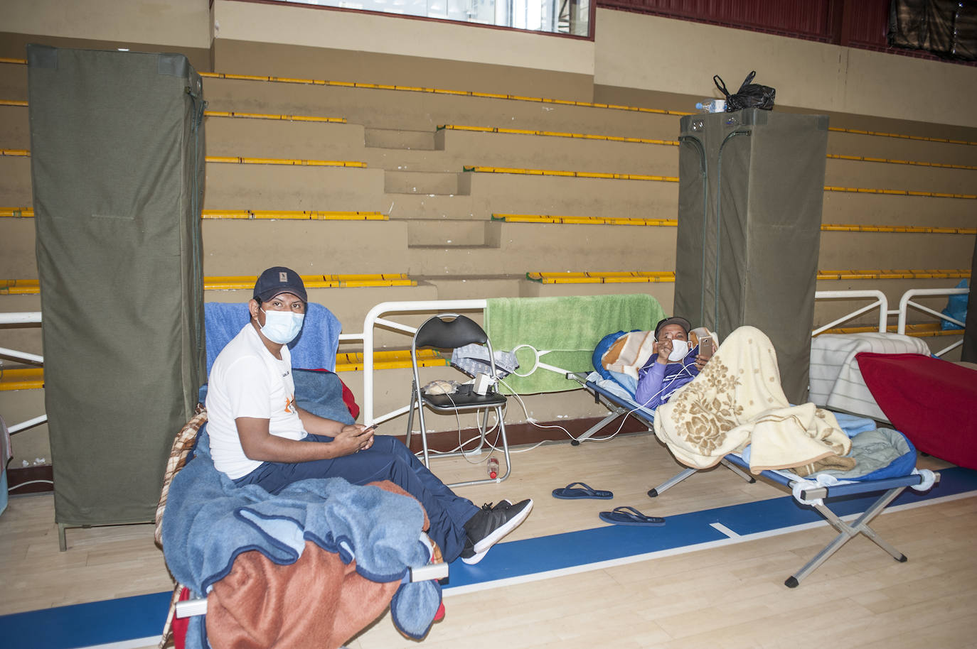 Fotos: Así viven 50personas en el polideportivo Las Palmeras en Badajoz