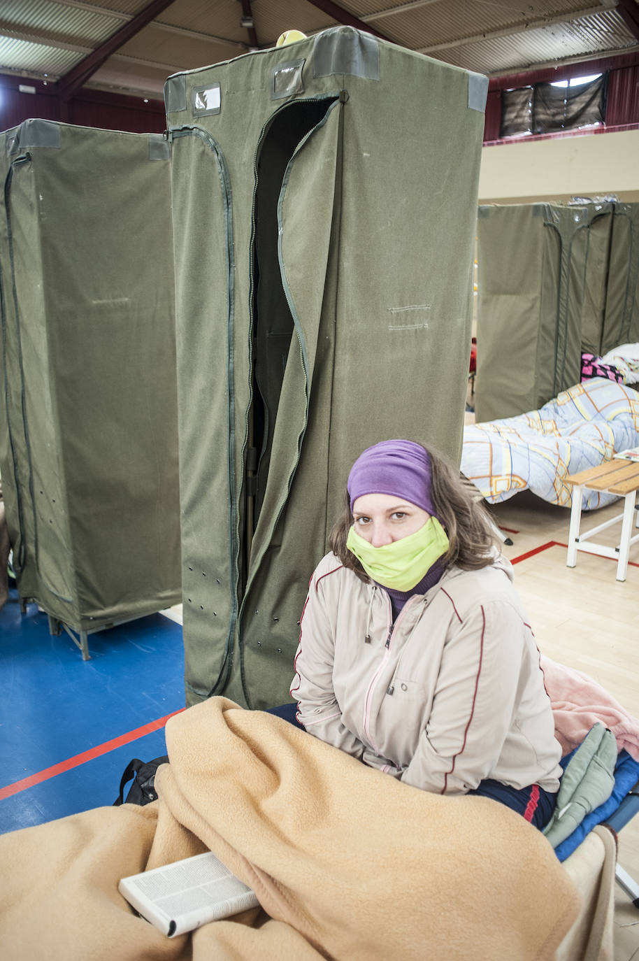 Fotos: Así viven 50personas en el polideportivo Las Palmeras en Badajoz