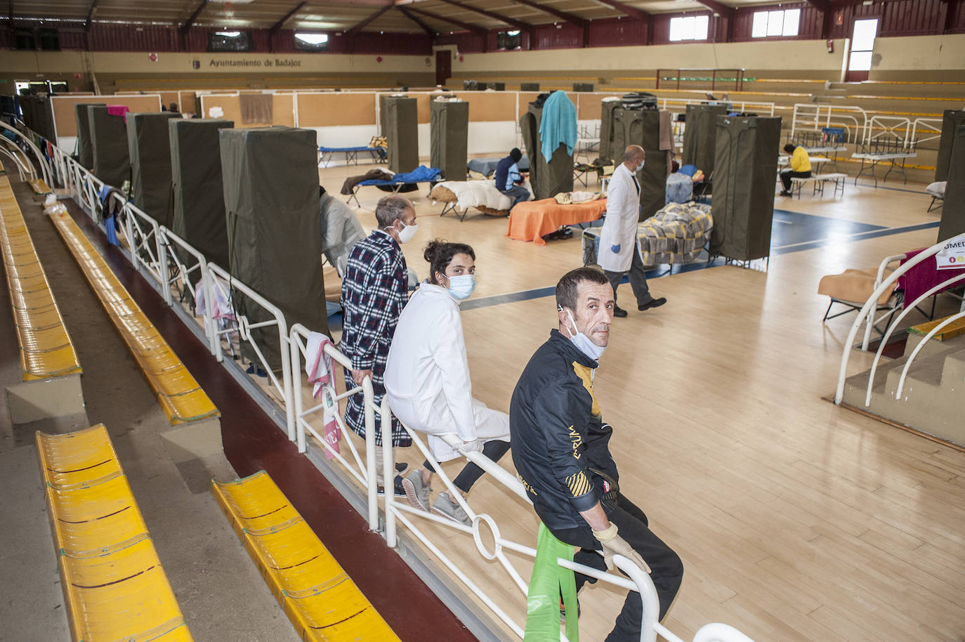 Fotos: Así viven 50personas en el polideportivo Las Palmeras en Badajoz