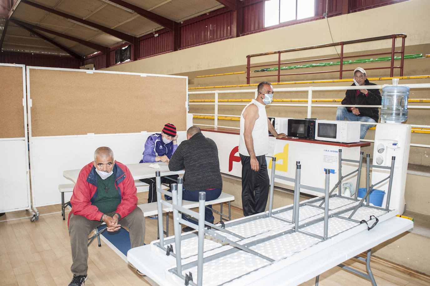 Fotos: Así viven 50personas en el polideportivo Las Palmeras en Badajoz