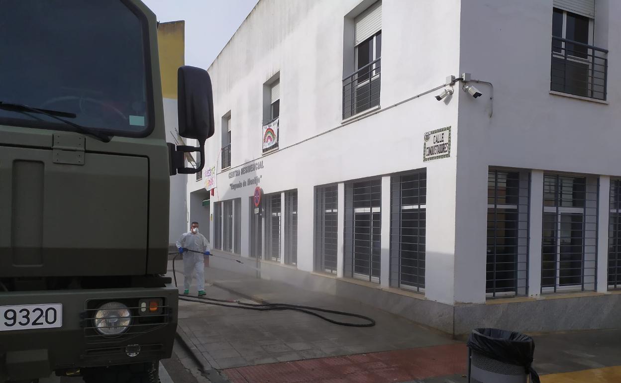La Brigada Extremadura XI desinfecta las residencias de Montijo y Santiago de Alcántara