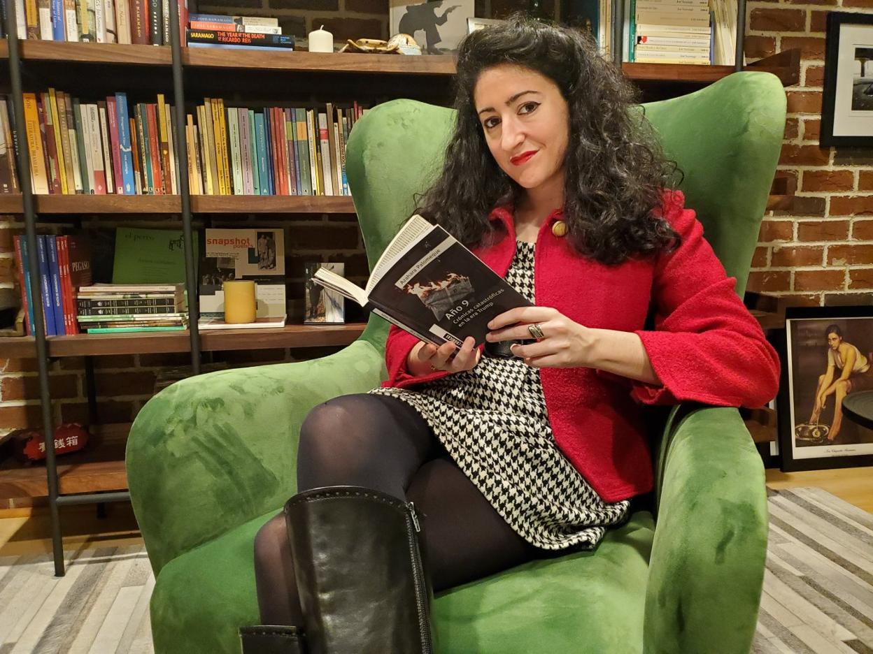 Azahara Palomeque posa con su libro. 