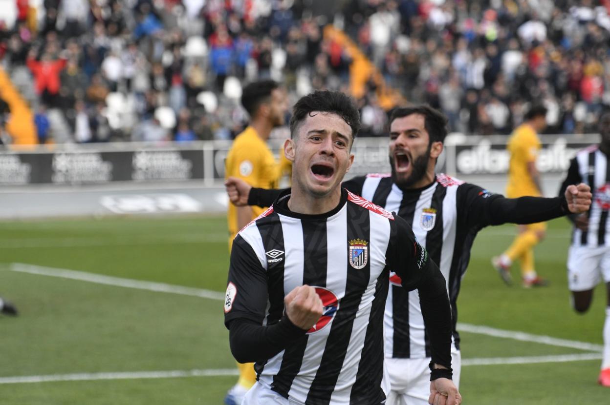 Toni Abad celebra su primer gol con el Badajoz ante el UCAM en el último partido antes del parón. 