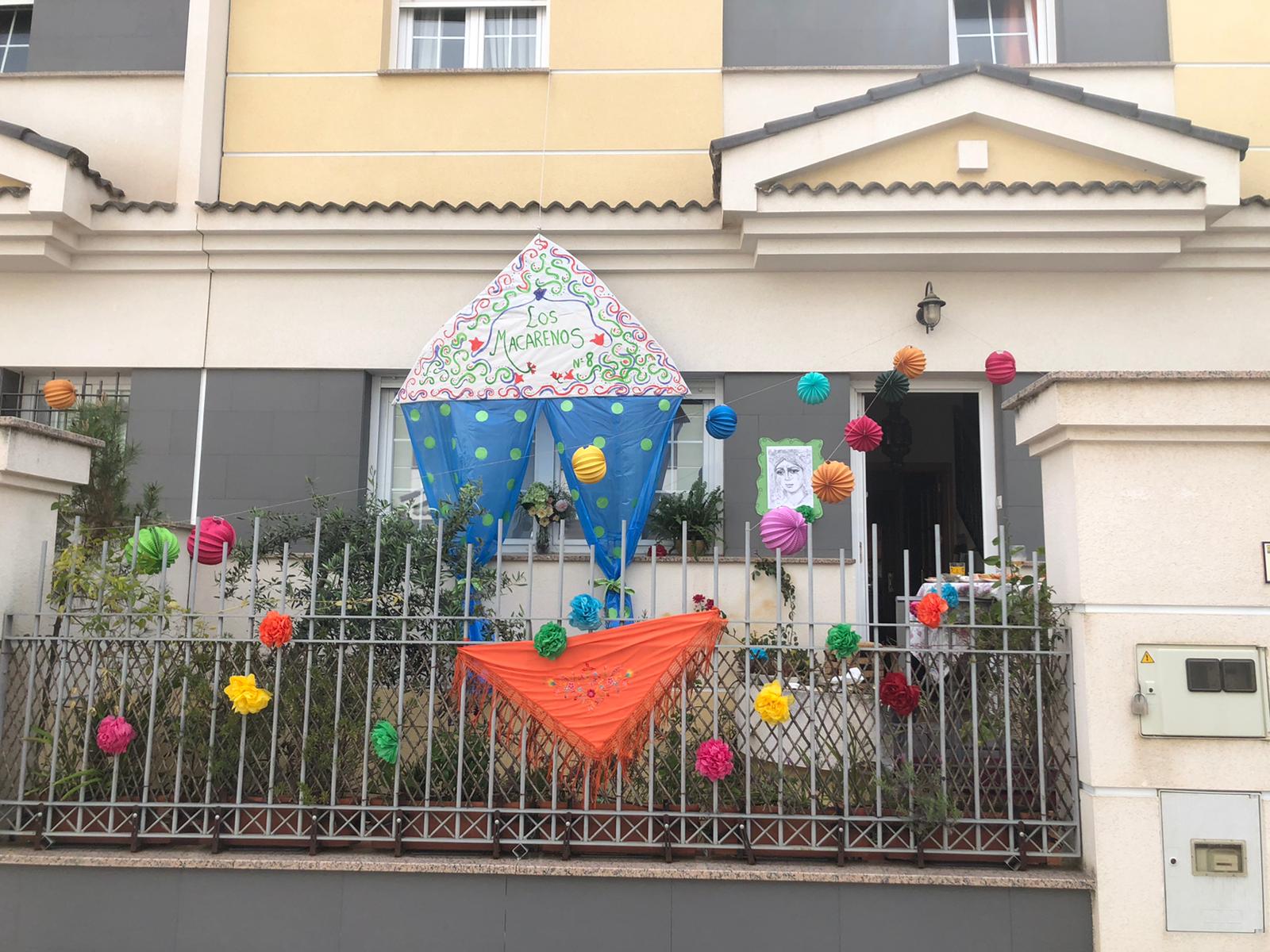 Fotos: Vecinos de Villanueva celebran la Feria de Abril en sus casas