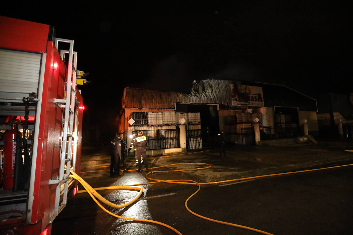 El almacenaje de mucho material plástico ha complicado las labores de extinción llevadas a cabo por tres dotaciones de bomberos