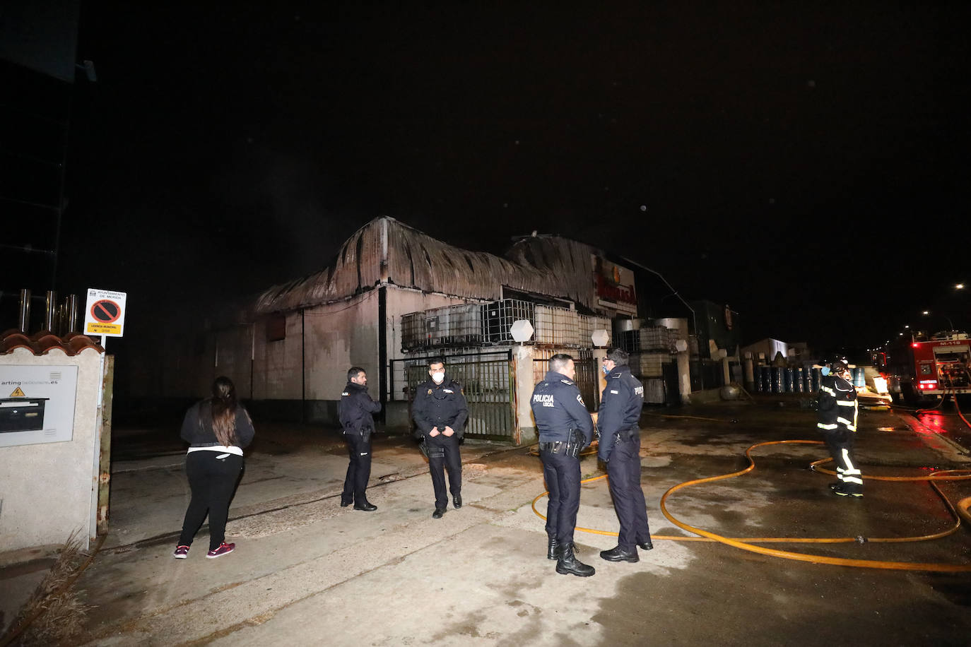 El almacenaje de mucho material plástico ha complicado las labores de extinción llevadas a cabo por tres dotaciones de bomberos