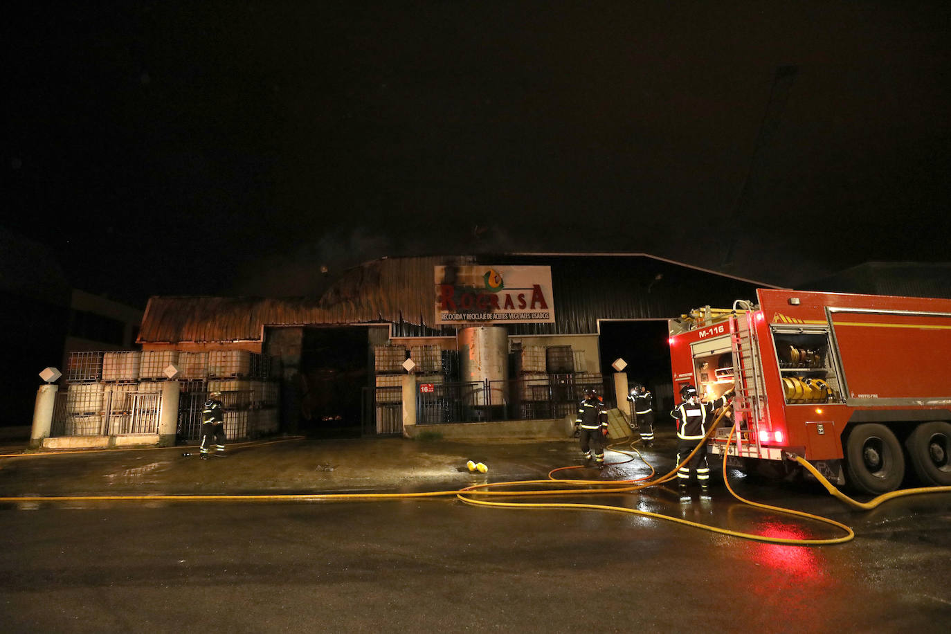 El almacenaje de mucho material plástico ha complicado las labores de extinción llevadas a cabo por tres dotaciones de bomberos
