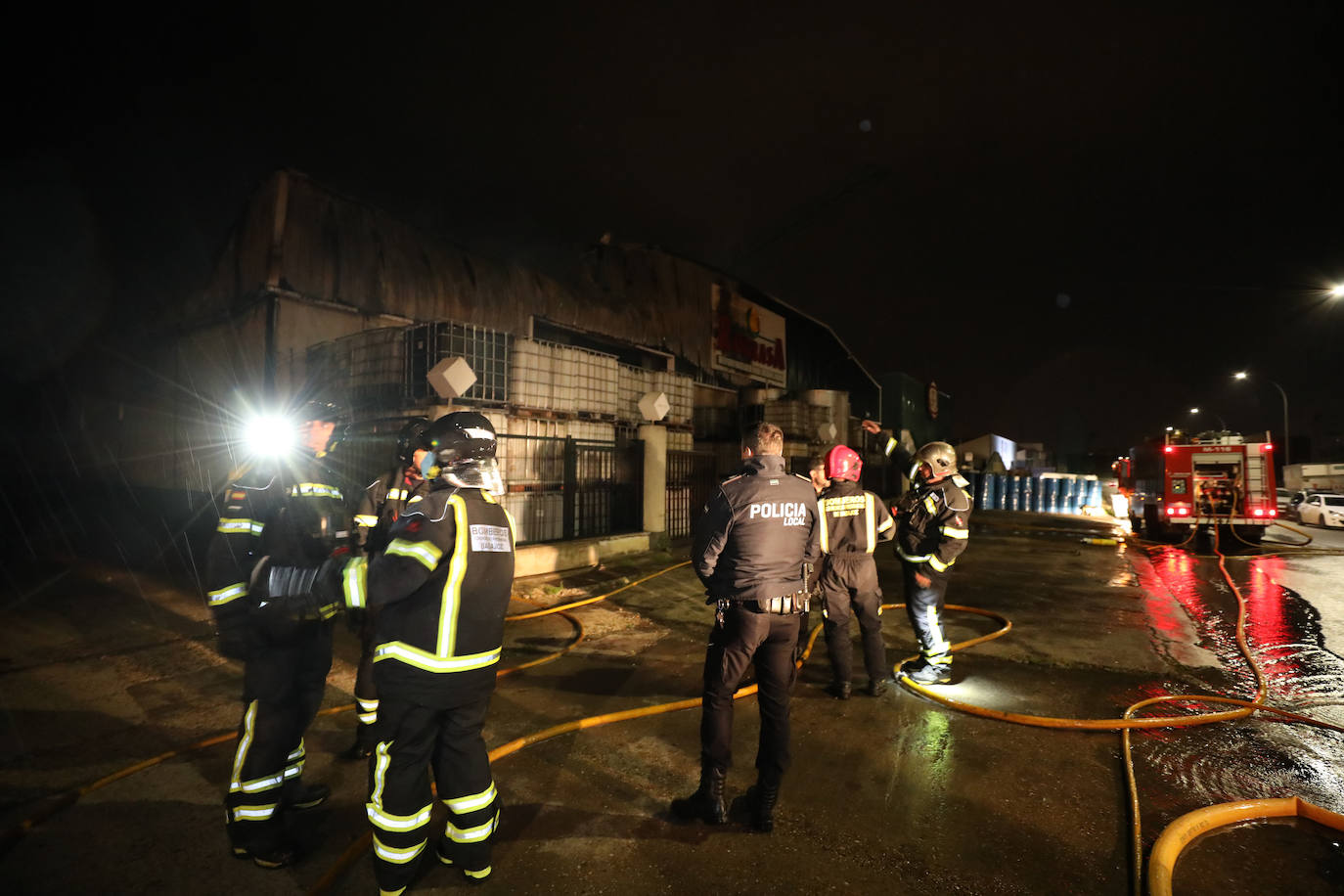 El almacenaje de mucho material plástico ha complicado las labores de extinción llevadas a cabo por tres dotaciones de bomberos