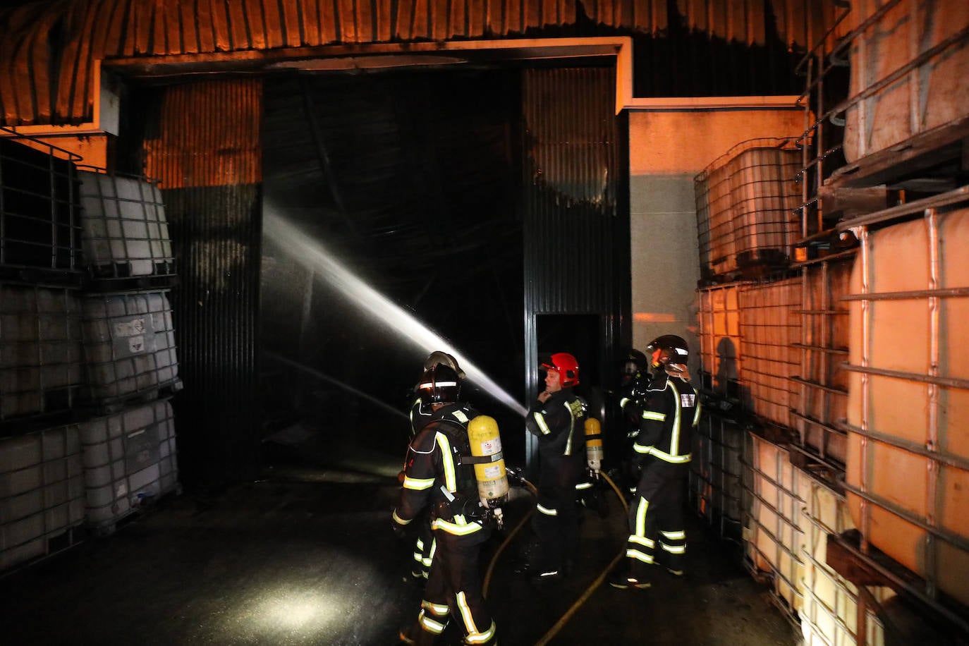 El almacenaje de mucho material plástico ha complicado las labores de extinción llevadas a cabo por tres dotaciones de bomberos