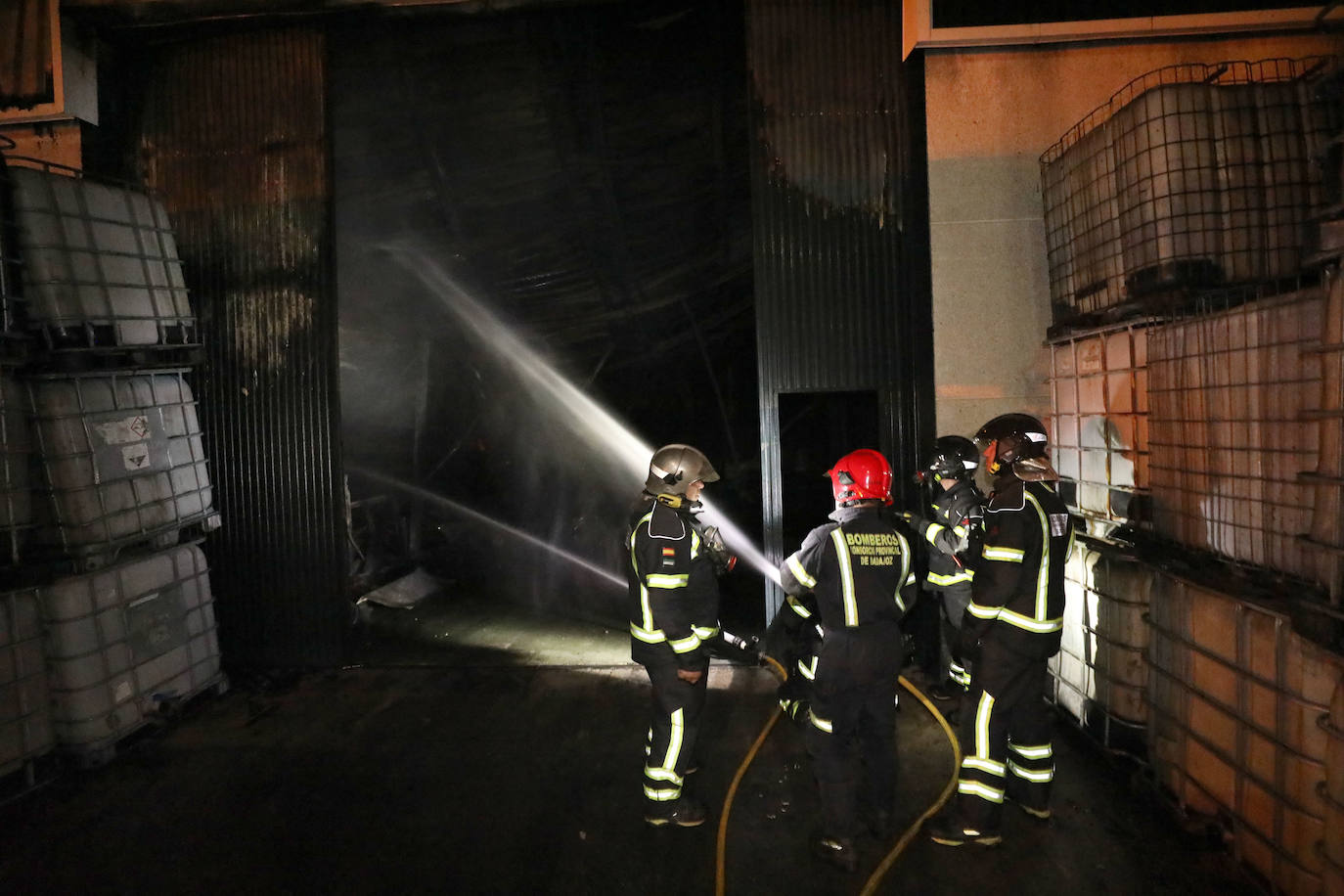 El almacenaje de mucho material plástico ha complicado las labores de extinción llevadas a cabo por tres dotaciones de bomberos