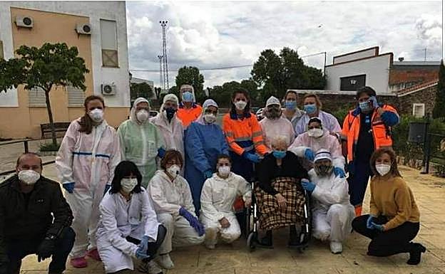 Isidra Rivero, rodeada de trabajadores de la residencia de Garrovillas de Alconétar. 